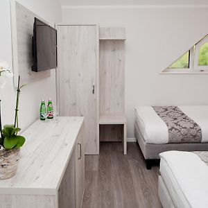 Kleines Zimmer mit zwei Einzelbetten